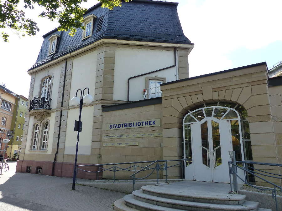  Eingang der Stadtbibliothek Offenbach.
