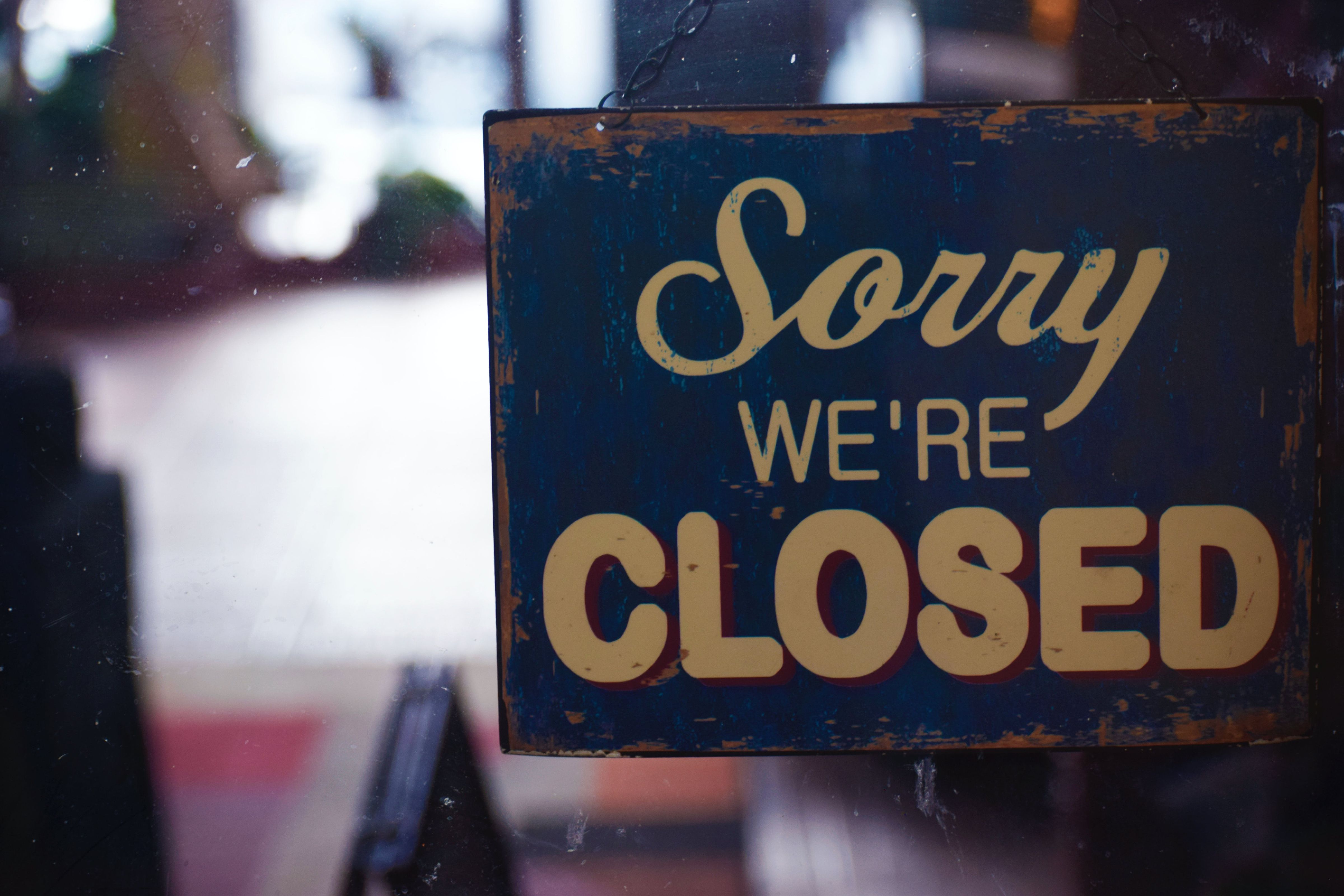 Schild im Fenster "Sorry, we're closed"